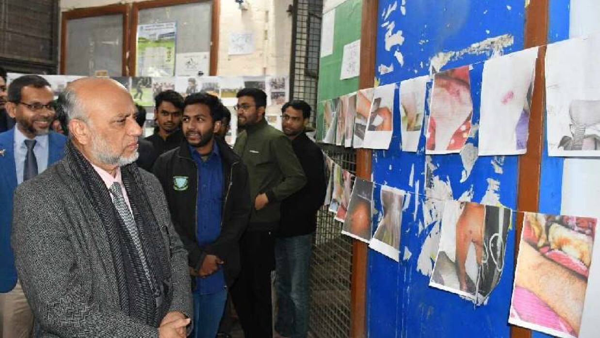 বাকৃবির আশরাফুল হক হলে ছাত্রলীগ কর্তৃক শিক্ষার্থীদের নির্যাতনের বিভিন্ন ছবি দেখেন উপাচার্য অধ্যাপক ড. এ কে ফজলুল হক ভূঁইয়া