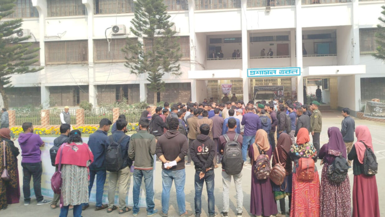বিভাগের নাম পরিবর্তন ইস্যুতে পাল্টাপাল্টি অবস্থানে দাঁড়িয়েছে ইসলামী বিশ্ববিদ্যালয়ের জিওগ্রাফি অ্যান্ড এনভায়রনমেন্ট বিভাগের শিক্ষার্থীরা