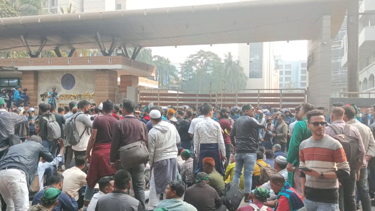 পুলিশ সদর দপ্তরের সামনে সড়ক অবরোধ করেছেন চাকরিচ্যুত পুলিশ সদস্যরা।