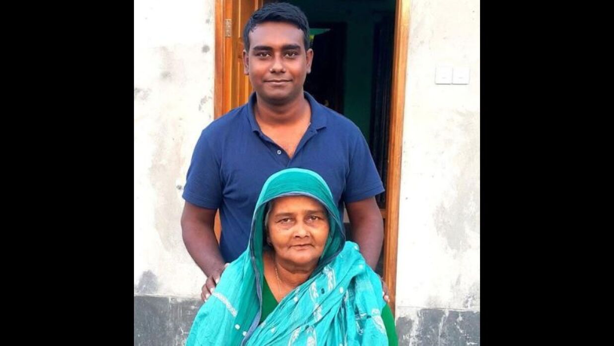 মায়ের সঙ্গে আইইউবিএটির জনসংযোগবিদ শিহাব