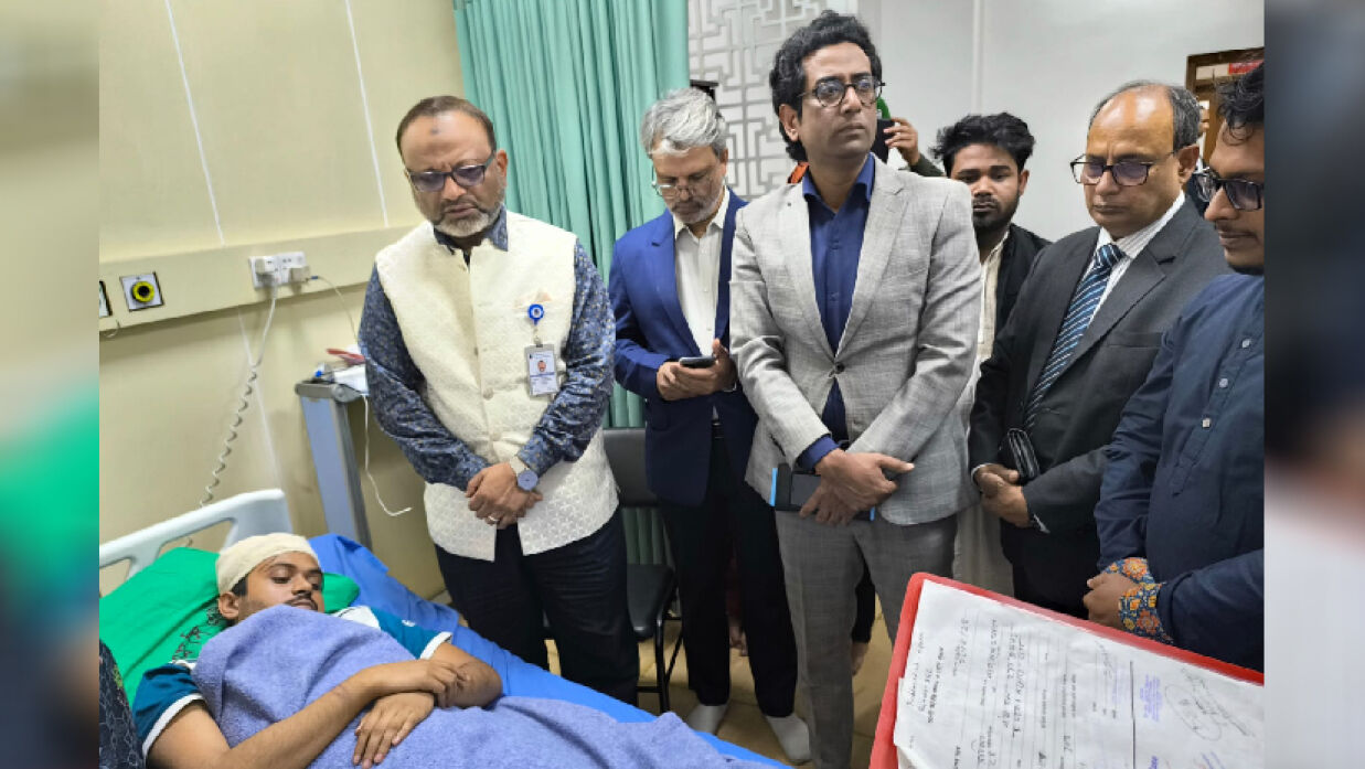 হাসপাতালে ঢাবি উপাচার্য