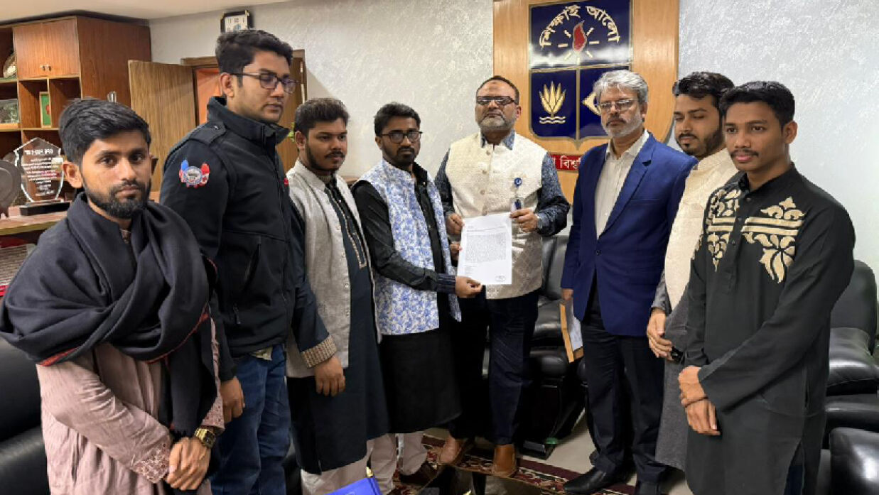 ঢাবি উপাচার্যের কাছে স্মারকলিপি প্রদান করছেন গণ অধিকার পরিষদের রাশেদ খাঁন