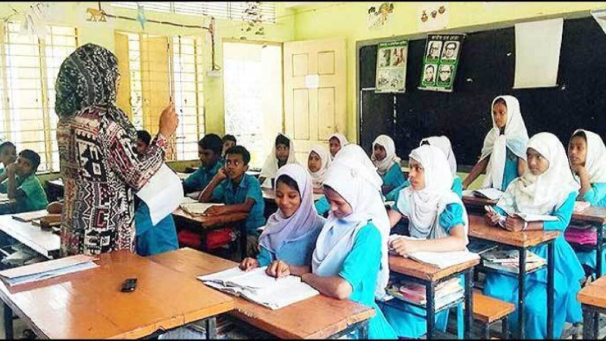 শ্রেণিকক্ষে শিক্ষক
