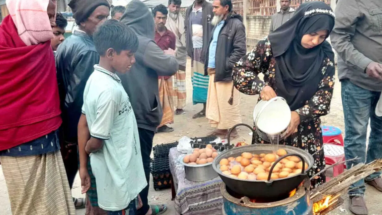 বাজারে ডিম বিক্রি করছেন চবি ছাত্রী 