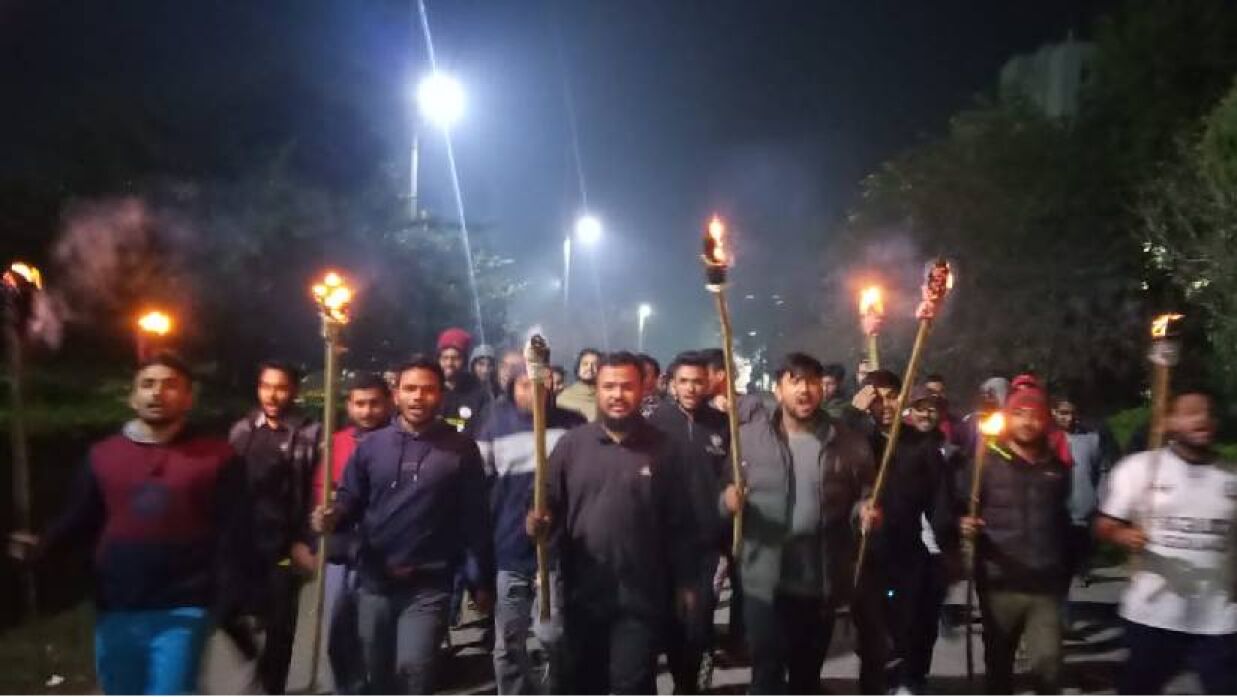 মধ্যরাতে যবিপ্রবিতে মশাল মিছিল শিক্ষার্থীতের