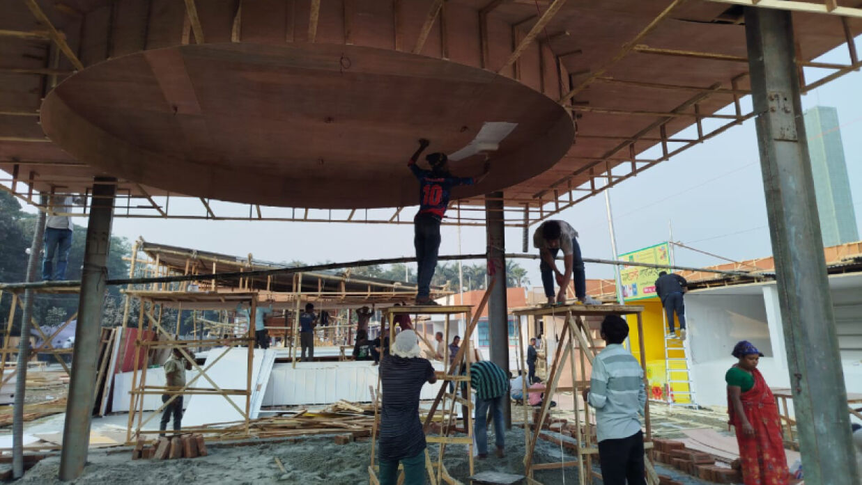 অমর একুশে গ্রন্থ মেলার জন্য একটি স্টলের কাজ করছেন নির্মাণ শ্রমিকরা