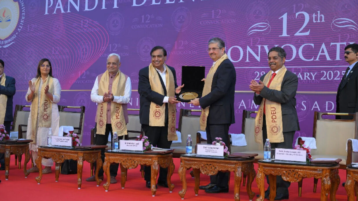 পণ্ডিত দীনদয়াল এনার্জি ইউনিভার্সিটির ১২তম সমাবর্তনে মুকেশ আম্বানি