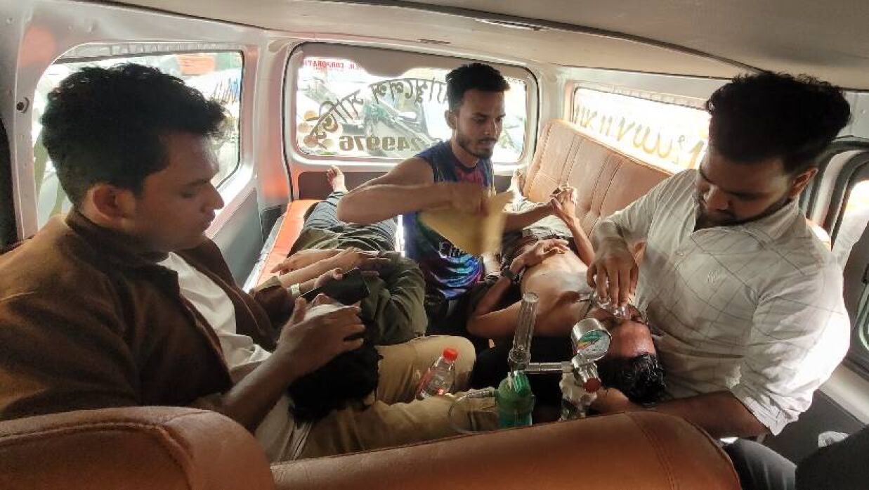 অসুস্থ শিক্ষার্থীদের নেওয়া হয়েছে হাসপাতালে 