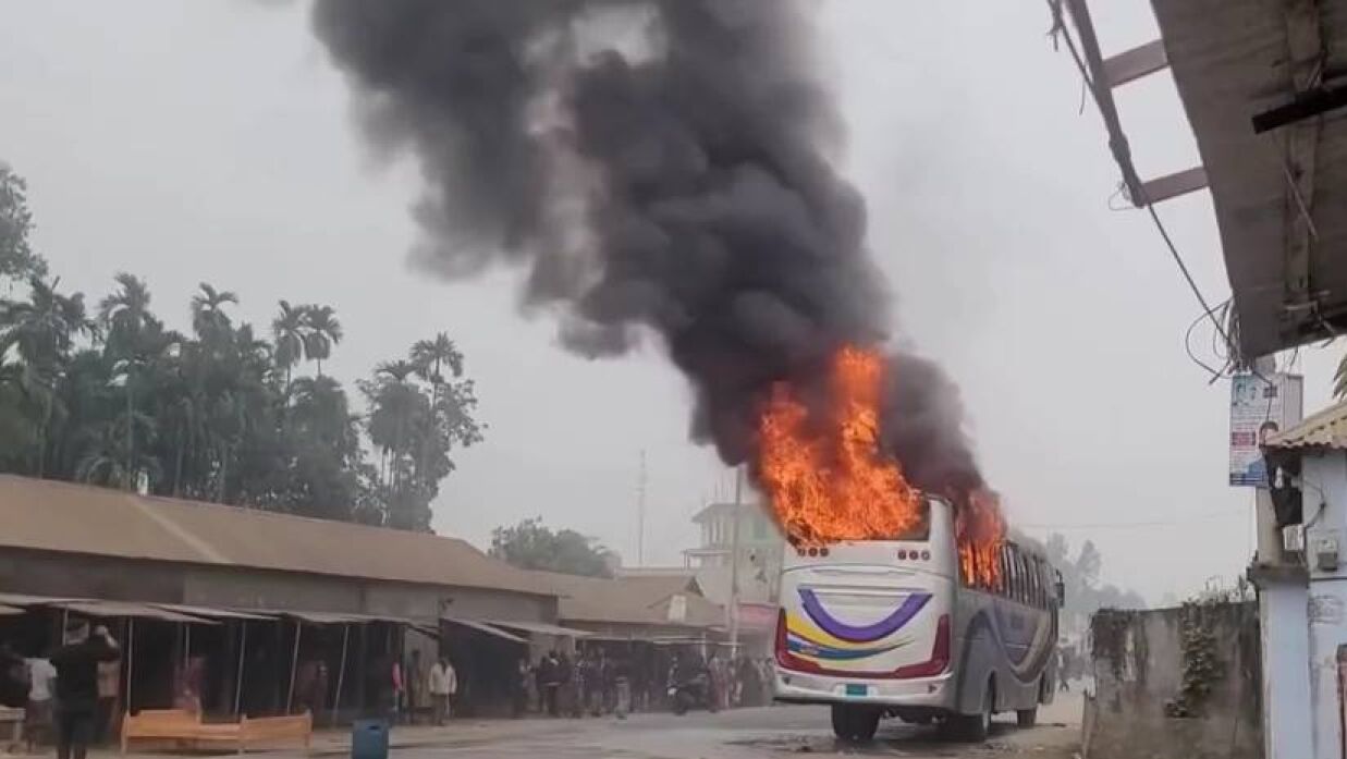কুড়িগ্রামে দাঁড়িয়ে থাকা বাসে আগুন