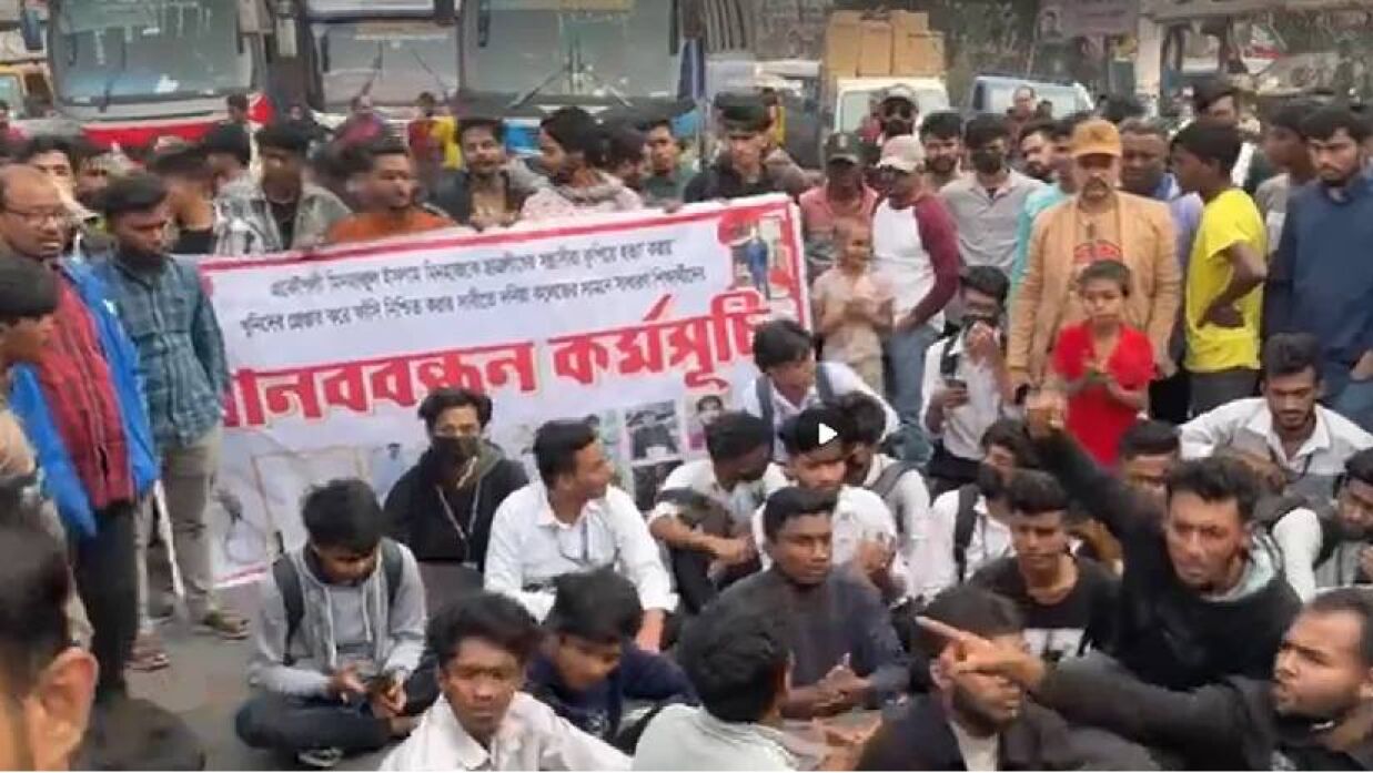 শনির আখড়ার সড়কে শিক্ষার্থীদের অবস্থান