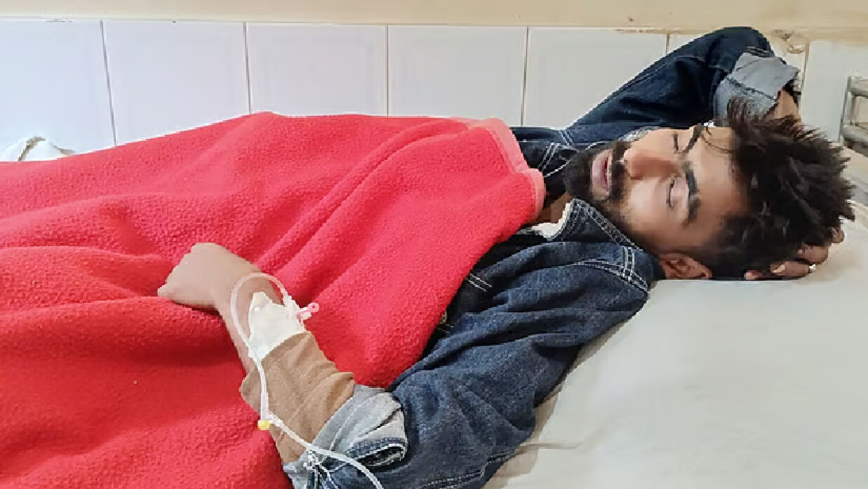 বৈষম্যবিরোধী ছাত্র আন্দোলনের সখীপুর প্রতিনিধি মোহাম্মদ রাব্বি আহত হয়ে হাসপাতালে চিকিৎসা নিচ্ছেন