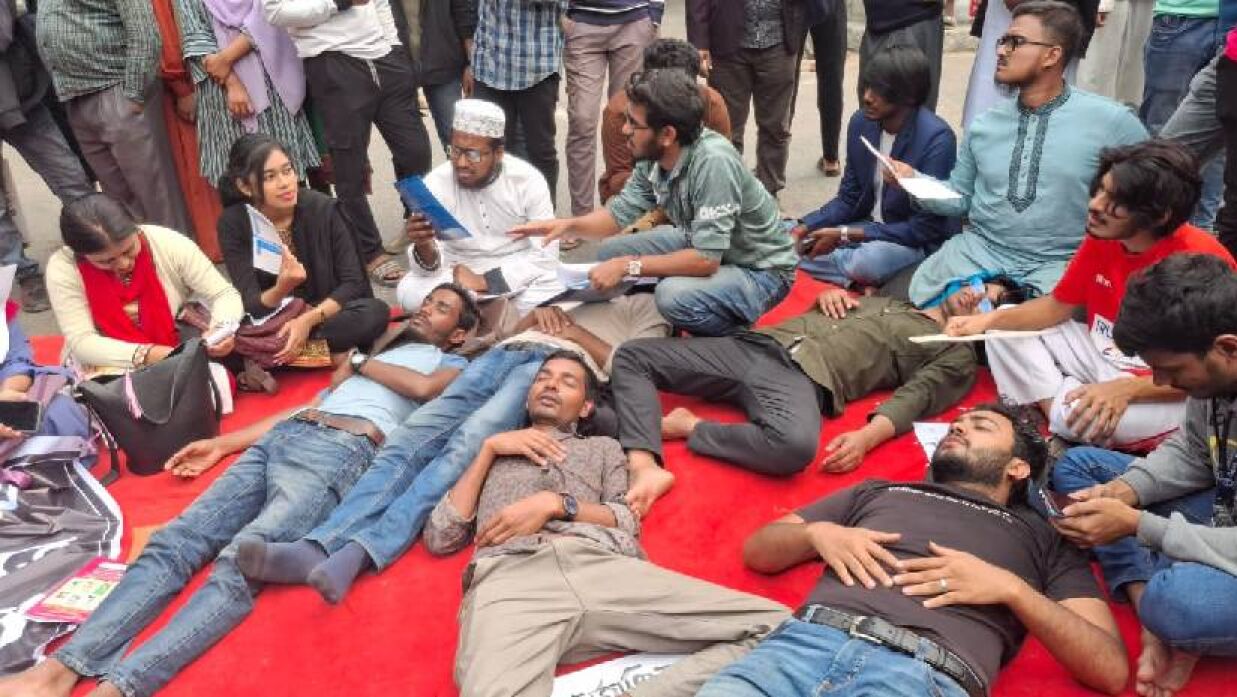 অনশনরত শিক্ষার্থীরা