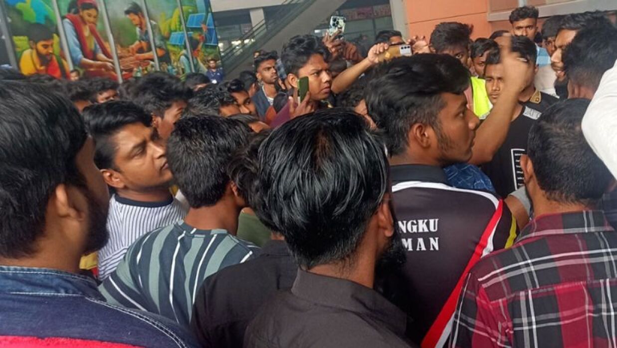 বাণিজ্য মেলায় সংঘর্ষ