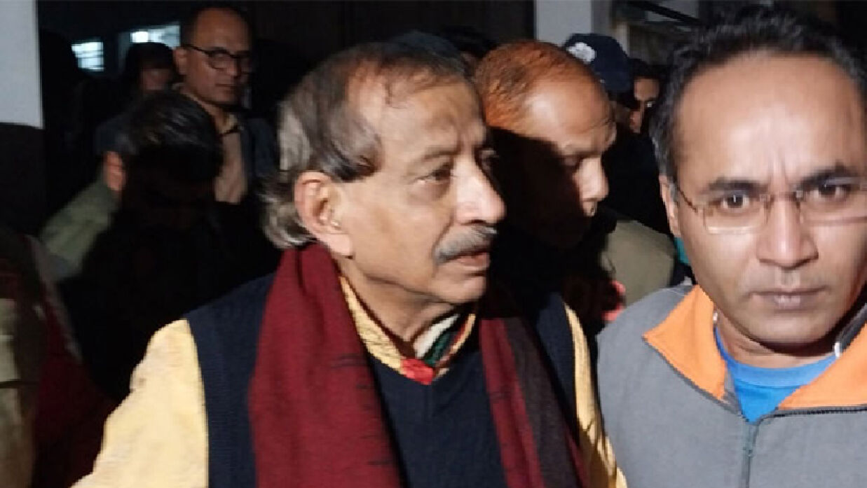 হাসপাতালে সাবেক মন্ত্রী নুরুজ্জামানের উপর ডিম নিক্ষেপ