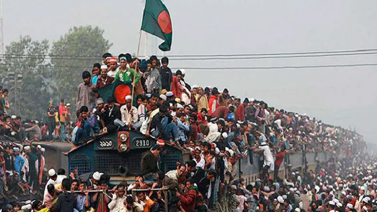 ইজতেমায় অংশ নিতে ট্রেনে মুসল্লিদের উপচে পড়া ভিড়