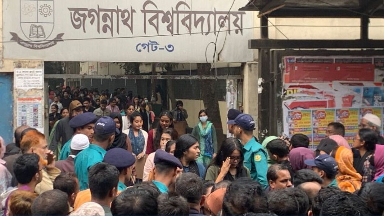 পরিক্ষার্থীরা বের হওয়ার সময়