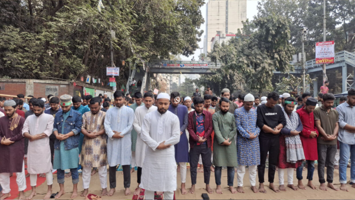 সড়কে জুমার নামাজ আদায় করছেন সরকারি তিতুমীর কলেজের শিক্ষার্থীরা