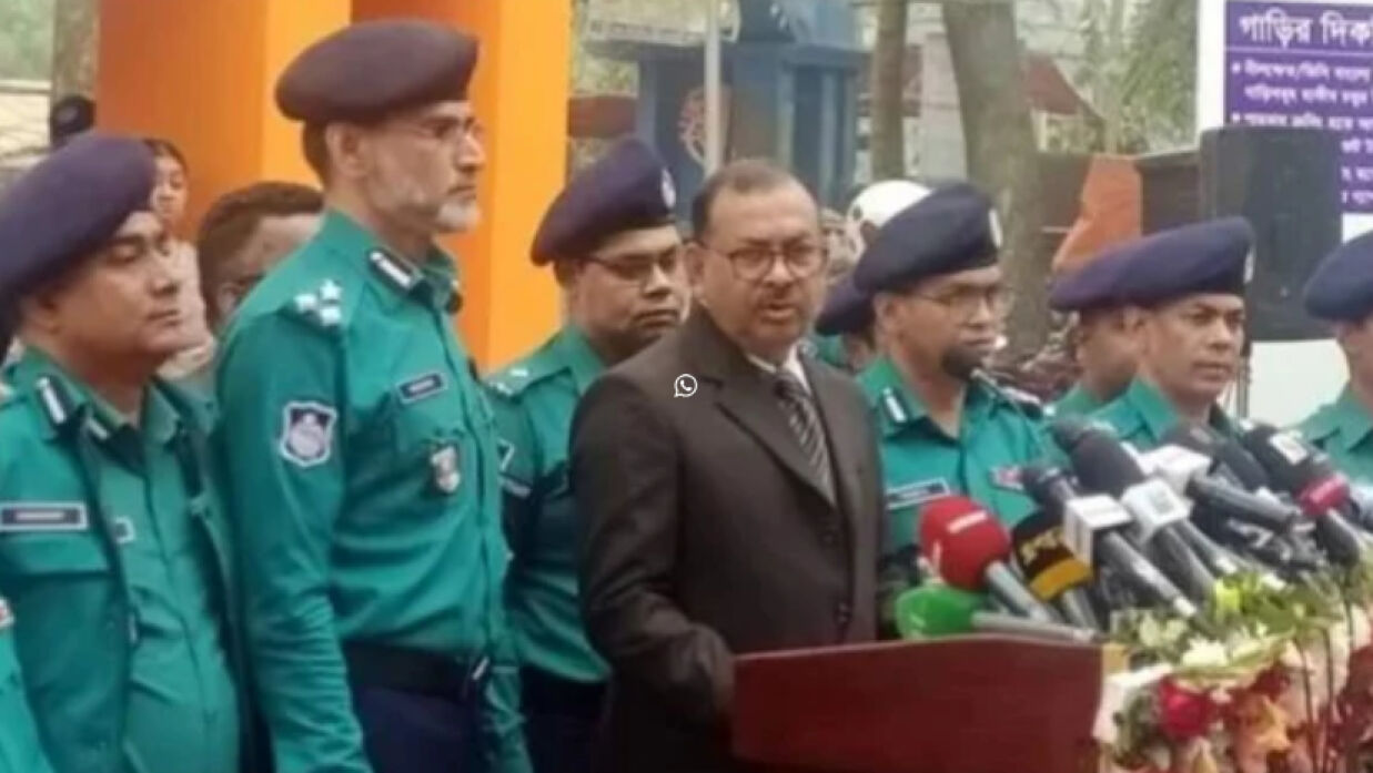 বই মেলার প্রাঙ্গণে কথা বলছেন ডিএমপি কমিশনার শেখ মোহাম্মদ সাজ্জাত আলী