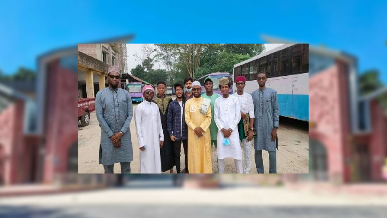 হাজী মোহাম্মদ দানেশ বিজ্ঞান ও প্রযুক্তি বিশ্ববিদ্যালয়ে অধ্যয়নরত কয়েকজন বিদেশি শিক্ষার্থী
