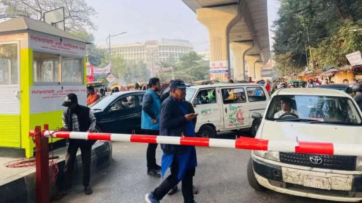 ঢাবি ক্যাম্পাসে যান নিয়ন্ত্রণে ব্যারিকেড