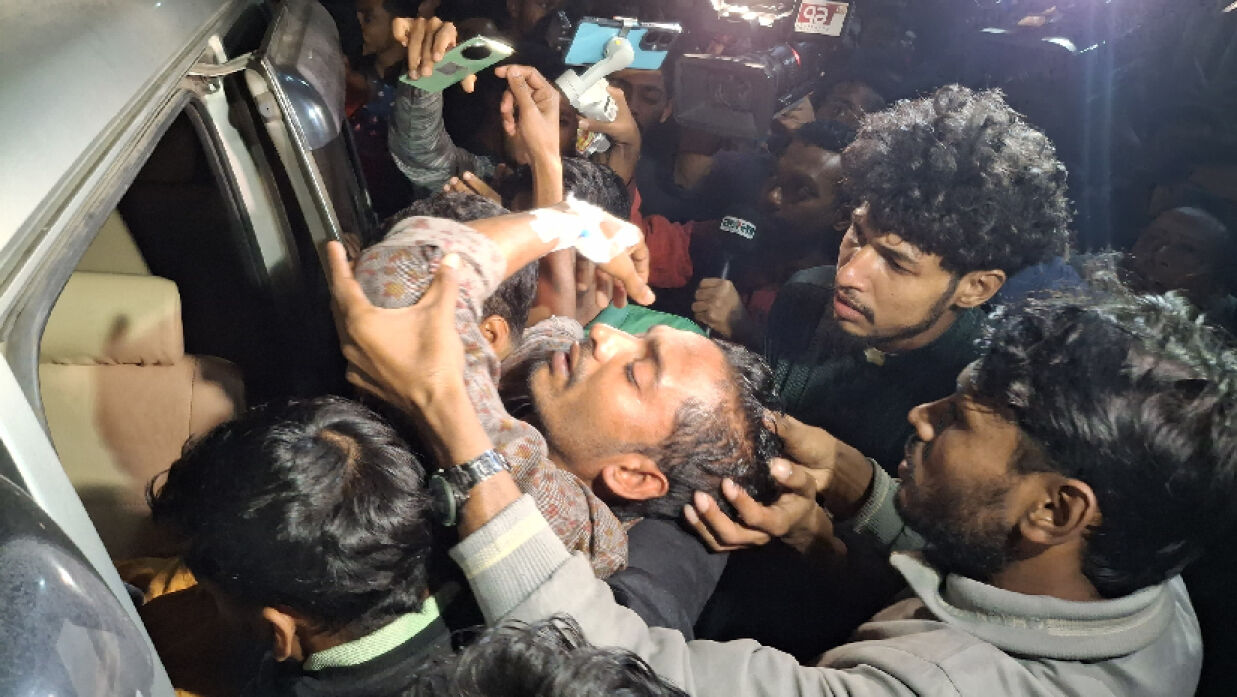 অনশনরত এক শিক্ষার্থীকে ঢামেকে ভর্তি