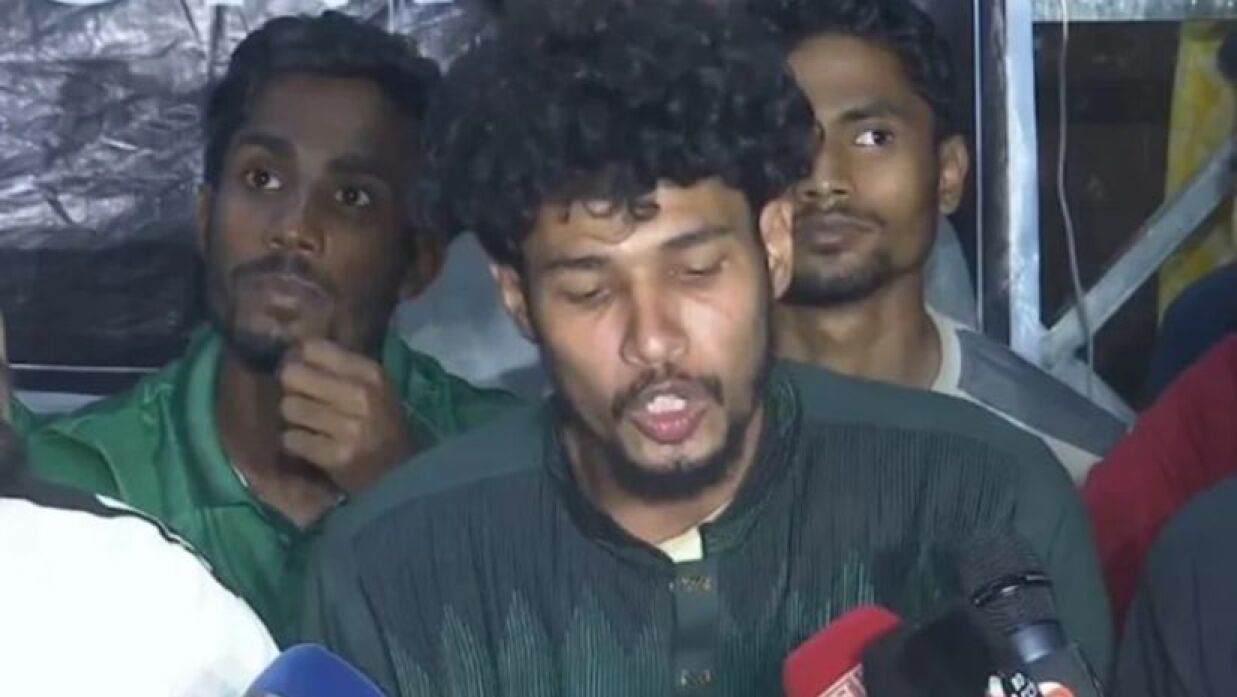 সংবাদ সম্মেলনে তিতুমীর কলেজের শিক্ষার্থীরা