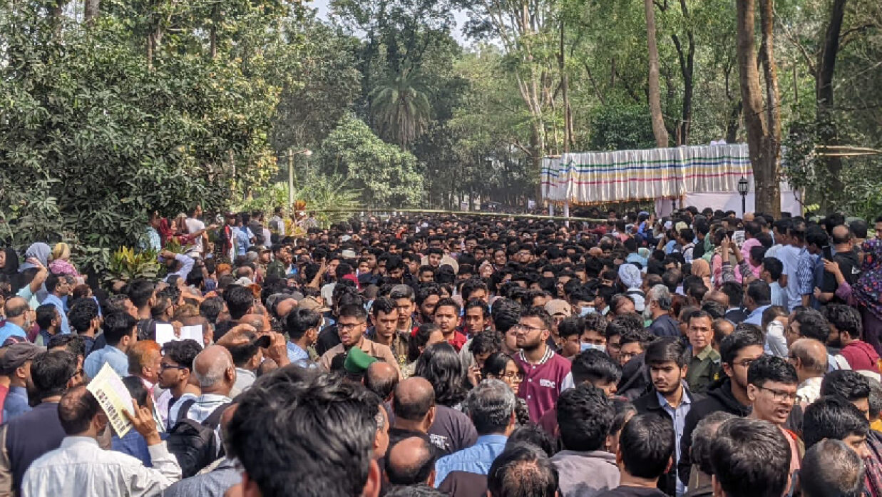 ভর্তি পরীক্ষা শেষে চুয়েট ক্যাম্পাস থেকে বের হচ্ছেন শিক্ষার্থীরা