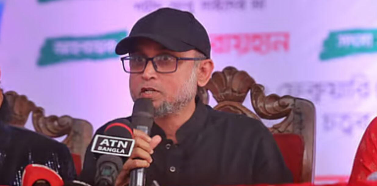 জাতীয় কবিতা উৎসবের উদ্বোধনী অনুষ্ঠানে বক্তব্য দেন সংস্কৃতি উপদেষ্টা মোস্তফা সরয়ার ফারুকী