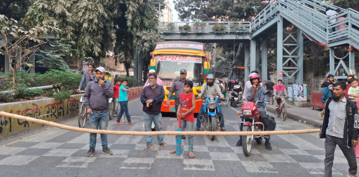 বিশ্ববিদ্যালয় হিসেবে ঘোষণাসহ সাত দফা দাবিতে ফের সড়ক অবরোধ করেছেন তিতুমীর কলেজের শিক্ষার্থীরা