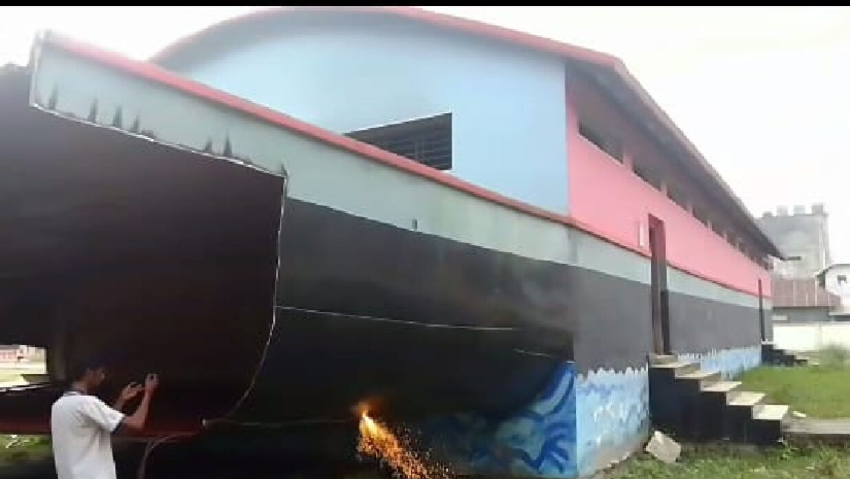 ভেঙে ফেলা হচ্ছে জাদুঘর