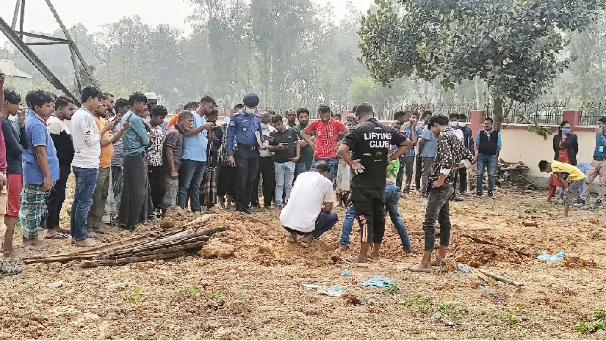 কবর থেকে লাশ উত্তোলন