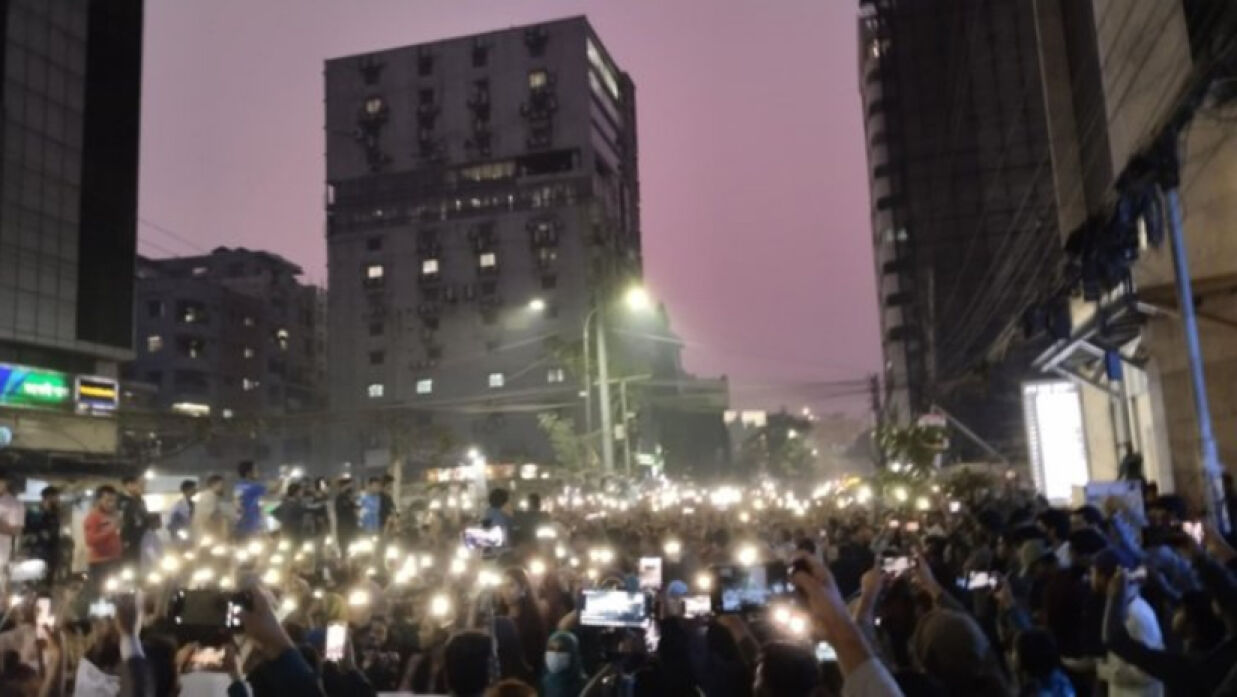 মিছিল নিয়ে কলেজের দিকে যাচ্ছেন তিতুমীরের শিক্ষার্থীরা