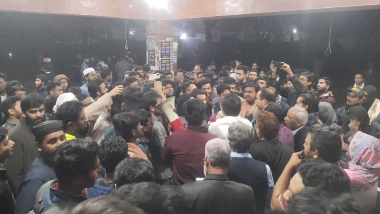 ছাত্রদল-শিক্ষার্থী মুখোমুখি অবস্থান