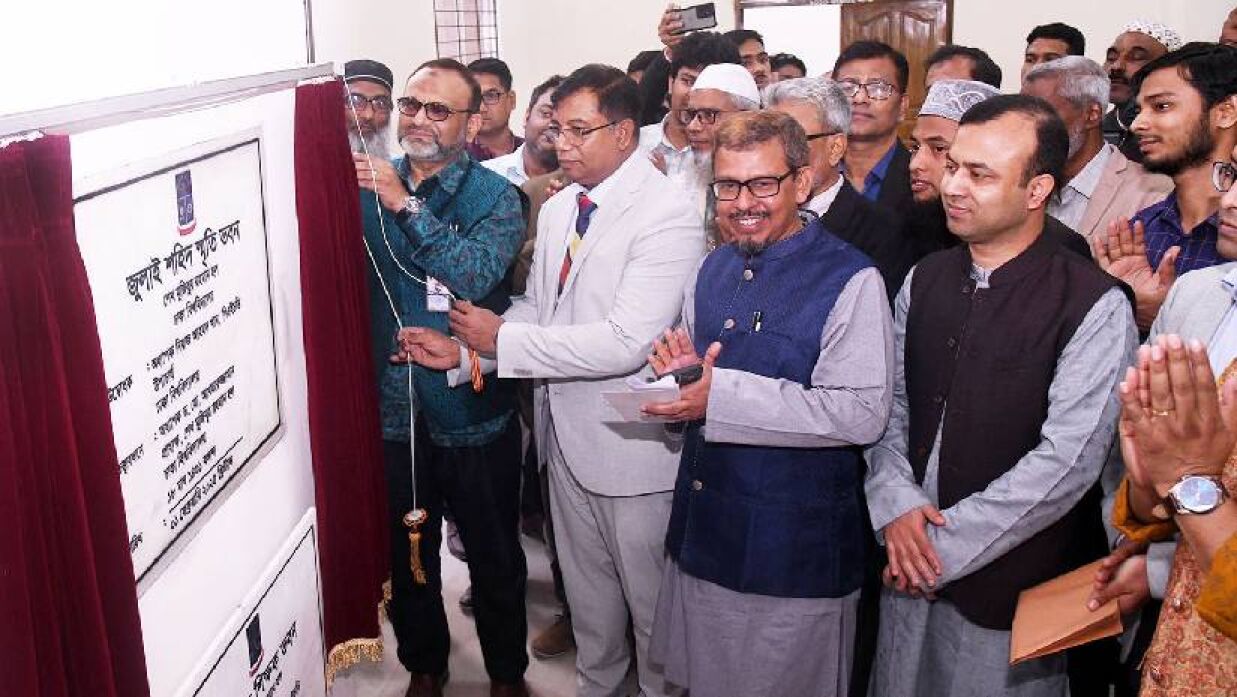 ‘জুলাই শহিদ স্মৃতি ভবন’ উদ্বোধনের সময় অতিথিরা