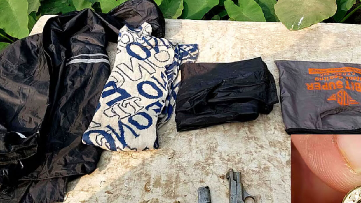 মসজিদের সিঁড়িতে ব্যবসায়ী গুলিবিদ্ধ, আধা কিমি দূর থেকে পিস্তল-রেইনকোট উদ্ধার