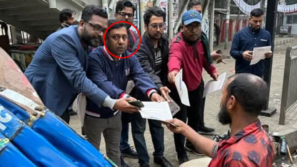 লিফলেট বিতরণ করছেন অধ্যাপক মুকিব মিয়া (লাল চিহ্নিত)