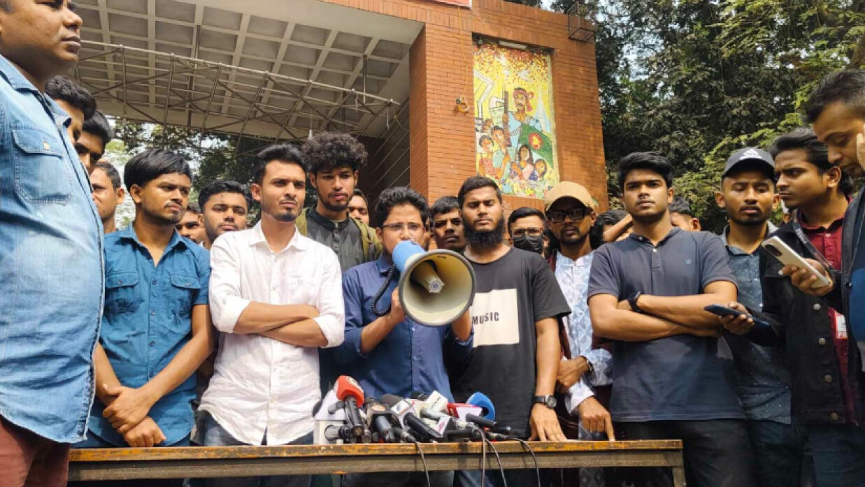 
বিশ্ব ইজতেমায় আসা মুসল্লিদের ভোগান্তির কথা চিন্তা করে ‘ব্লকেড টু নর্থ সিটি’ কর্মসূচি শিথিল করেছেন তিতুমীর কলেজের শিক্ষার্থীরা