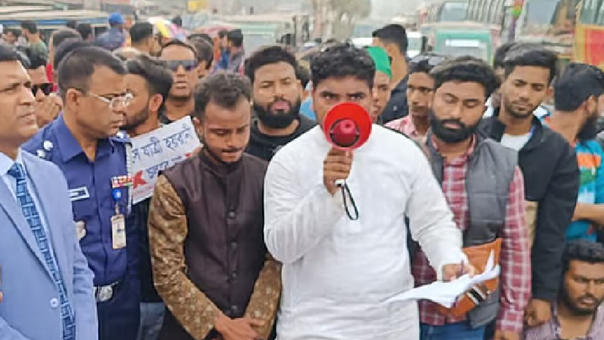 ফরিদপুরে শিক্ষার্থীরা মহাসড়কে অবস্থান নিলে যান চলাচল বন্ধ হয়ে যায়