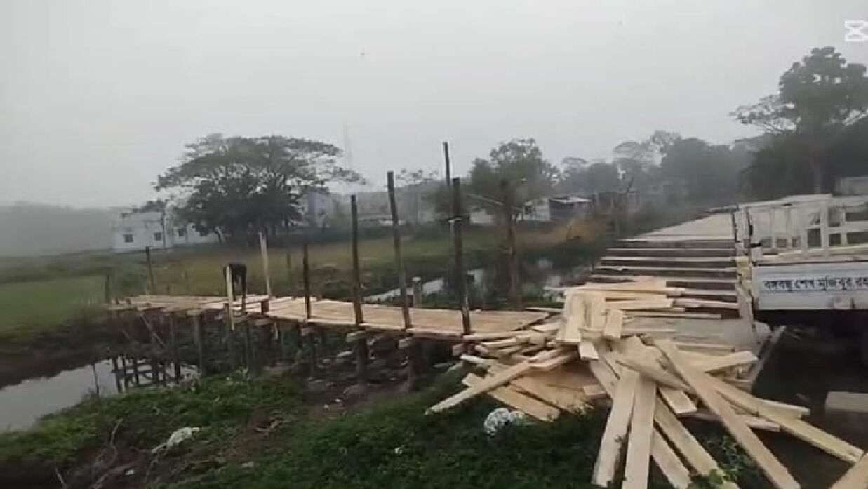 লেকপাড় থেকে খালের উপর সাঁকো নির্মাণ কাজ শুরু
