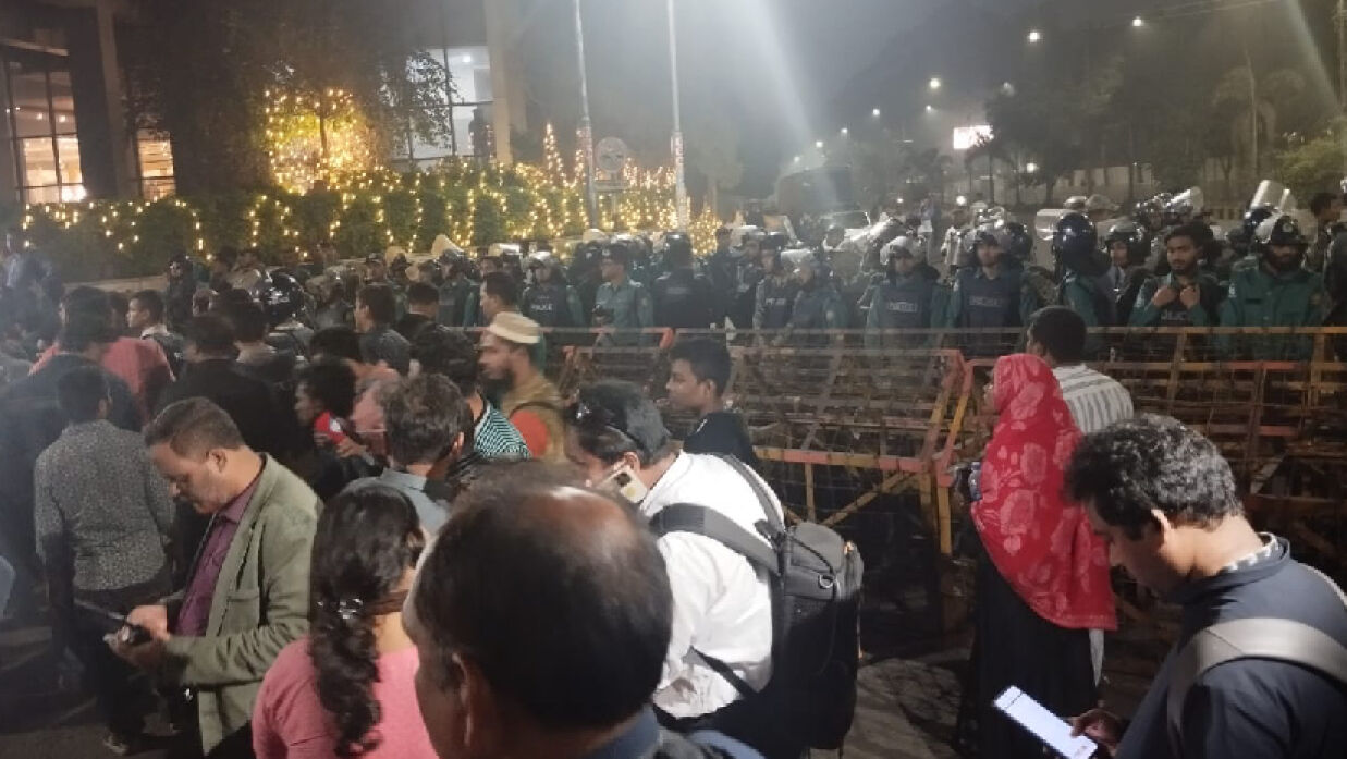জুলাই গণ-অভ্যুত্থানে আহতদে বাধা দেয় পুলিশ
