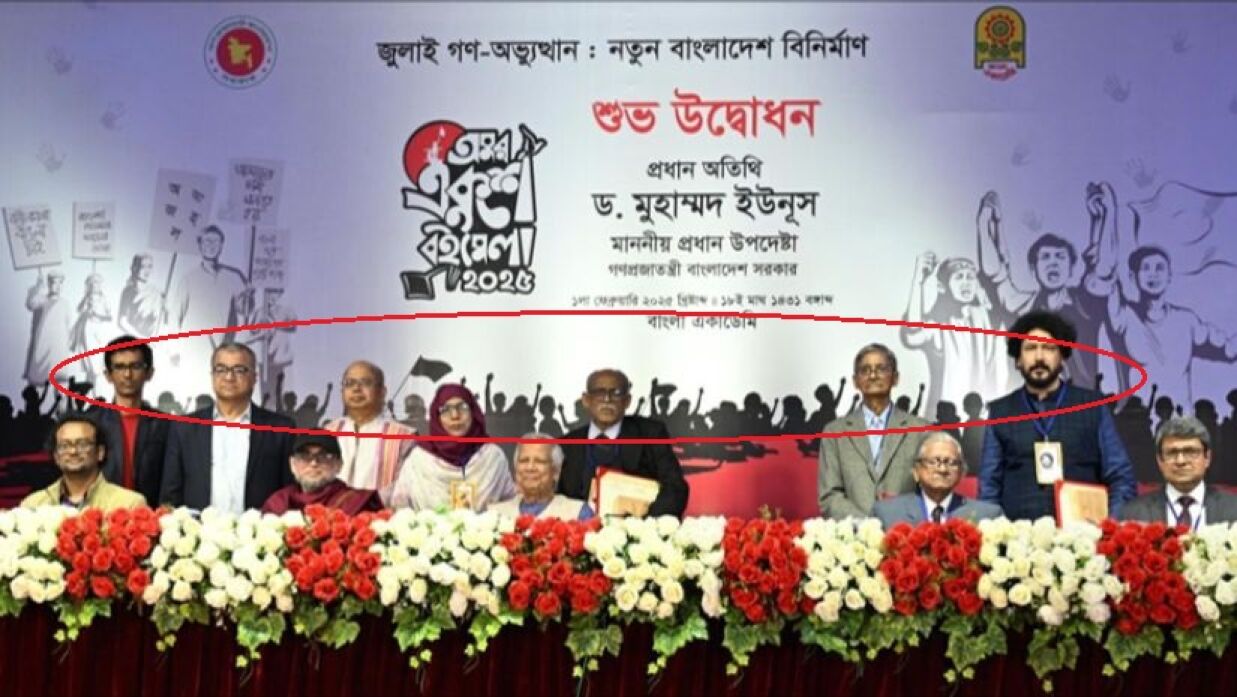 বাংলা একাডেমি সাহিত্য পুরস্কার প্রদান অনুষ্ঠানে পুরস্কৃতদের পেছনে দাঁড়িয়ে সলিমুল্লাহ খান