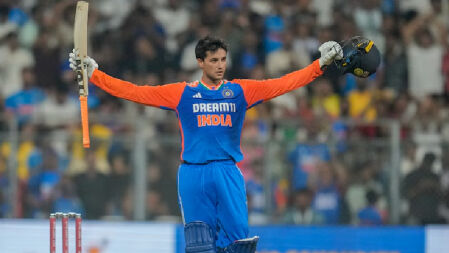  ব্যাট হাতে ঝড় তুললেন অভিষেক শর্মা, ৩৭ বলে সেঞ্চুরি