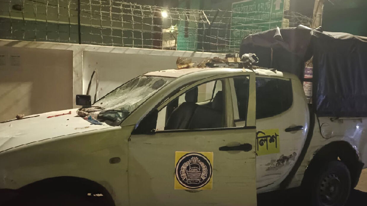 পুলিশের গাড়ি ভাঙচুর স্থানীয় আওয়ামী লীগের নেতাকর্মীরা