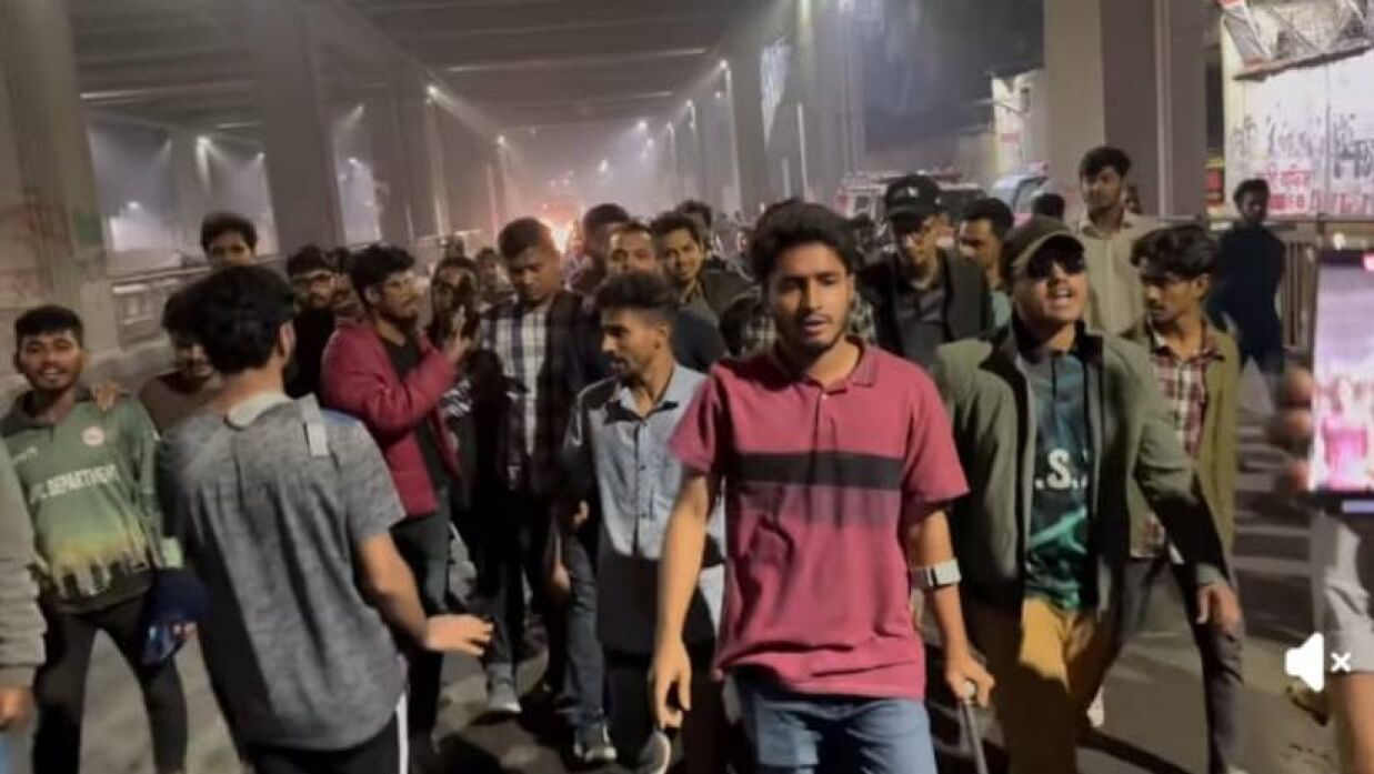 দাবি পূরণের আশ্বাসে গভীর রাতে যমুনা থেকে হাসপাতালে ফিরে যাচ্ছেন আহতরা, এসময় সঙ্গে ছিলেন হাসনাত আব্দুল্লাহ