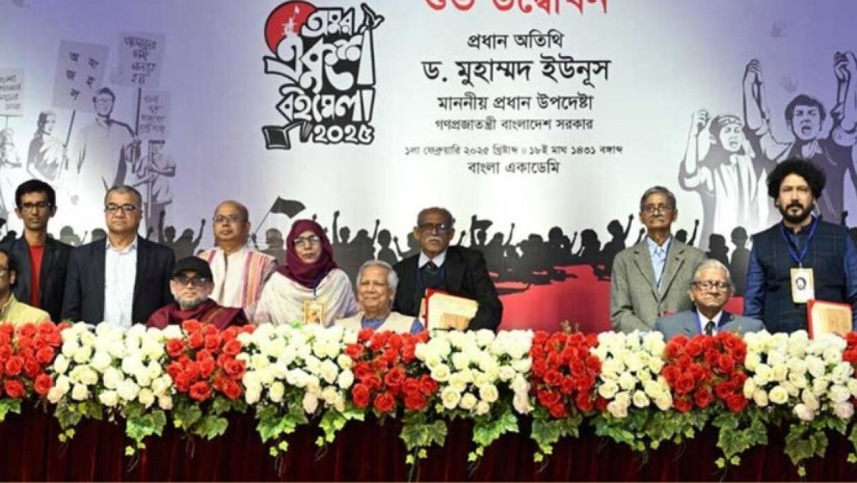 বাংলা একাডেমির ফটোসেশনের সেই আলোচিত ছবি