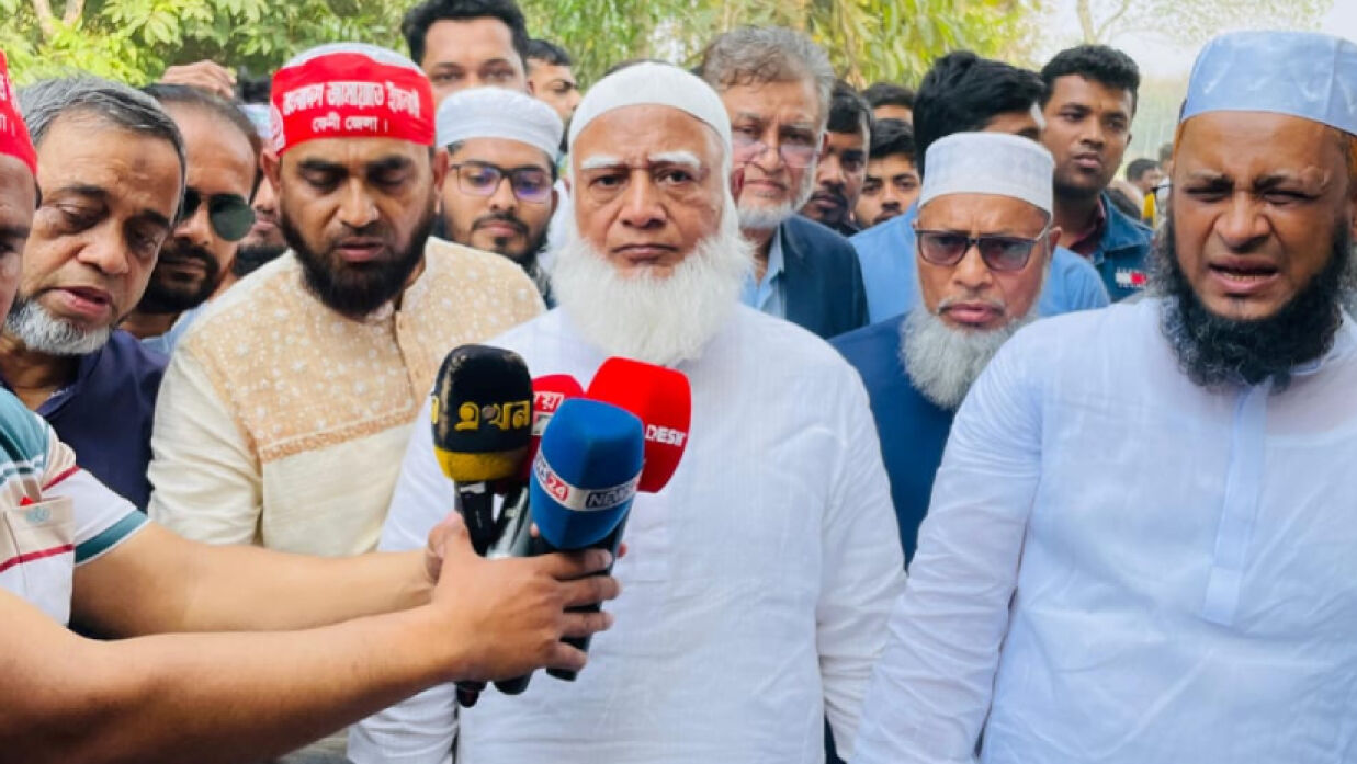 ফেনীর পরশুরামের বল্লামুখা বাঁধ পরিদর্শন শেষে সাংবাদিকদের সঙ্গে কথা বলেন
জামায়াতে ইসলামীর আমির ডা. শফিকুর রহমান