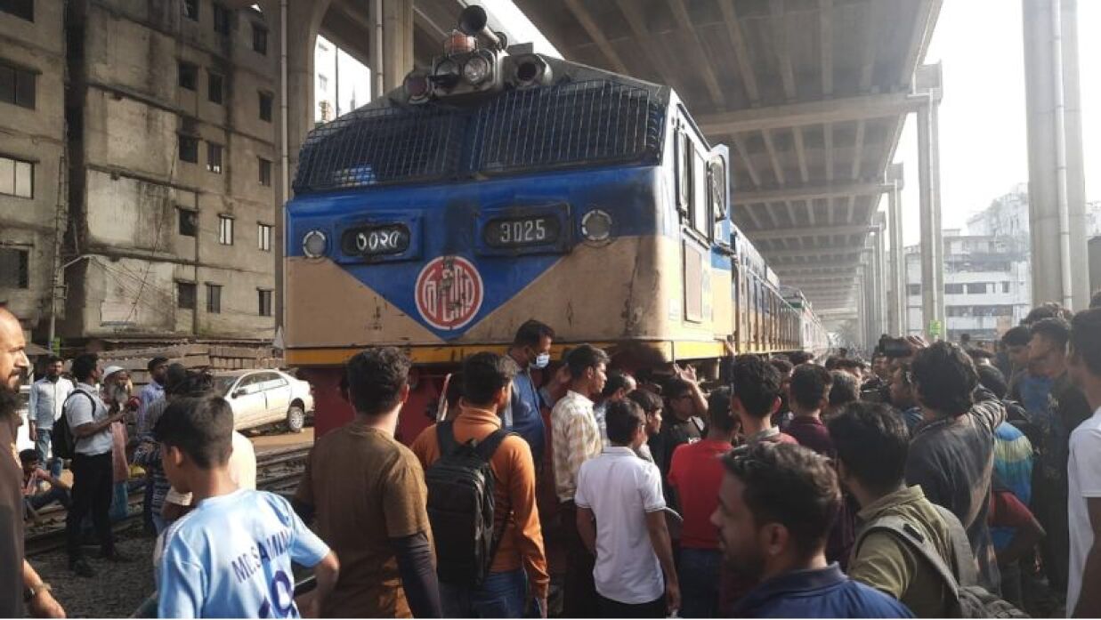 উপকূল এক্সপ্রেস ট্রেন আটকে দিয়েছে শিক্ষার্থীরা