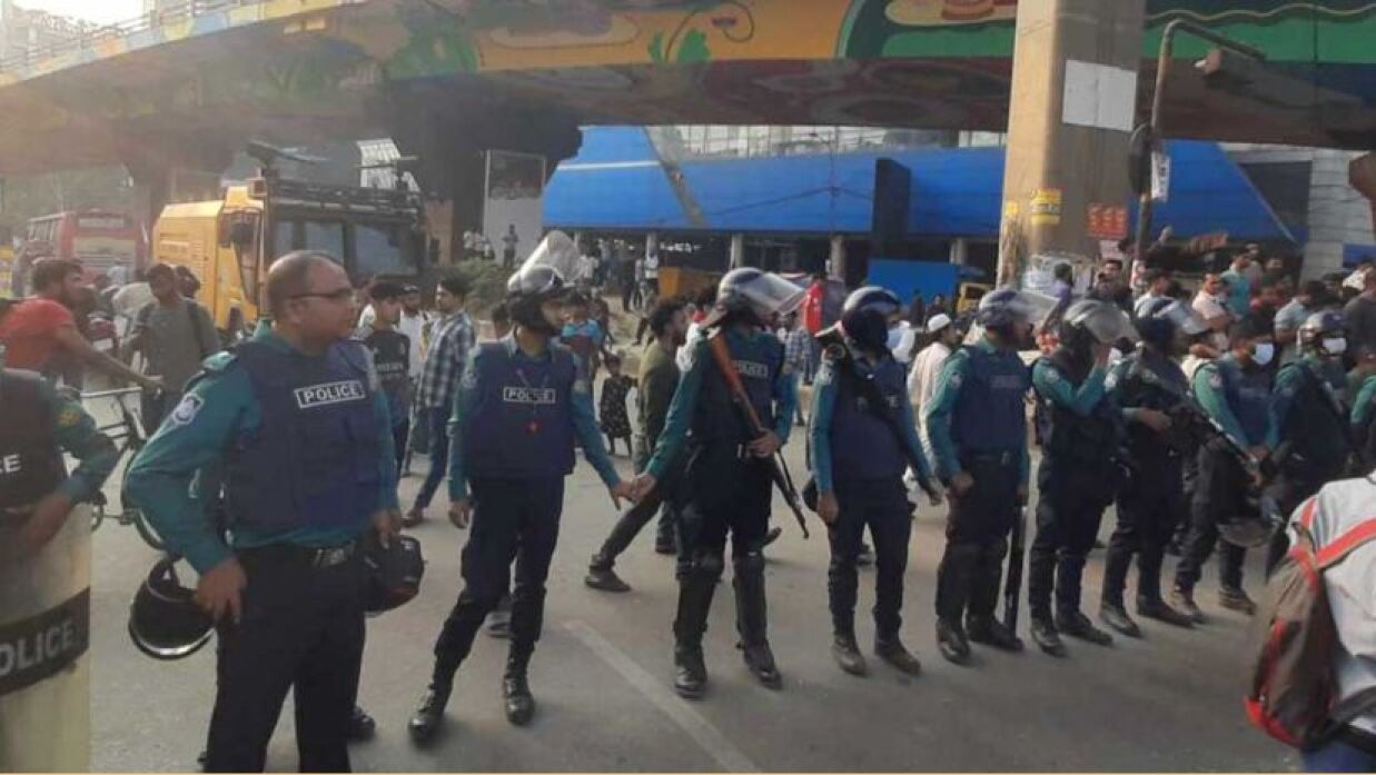 শিক্ষার্থীদের ঘিরে রেখেছে পুলিশ, প্রস্তুত করা হয়েছে জলকামান