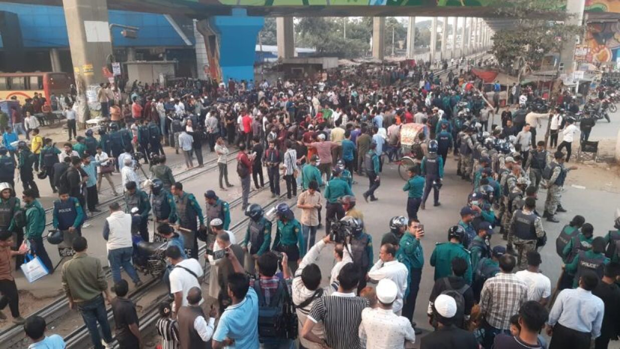 মহাখালীতে রেলপথ অবরোধ করেছেন সরকারি তিতুমীর কলেজের শিক্ষার্থীরা