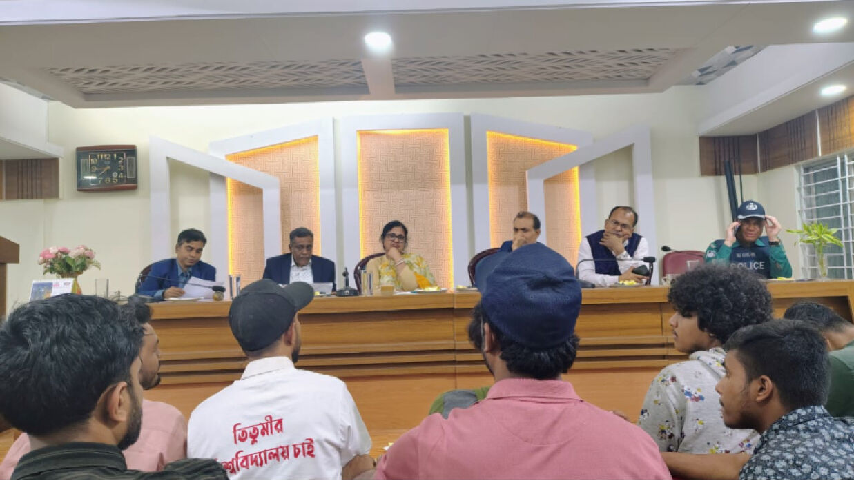 শিক্ষা মন্ত্রণালয় ও শিক্ষার্থীদের বৈঠক চলছে